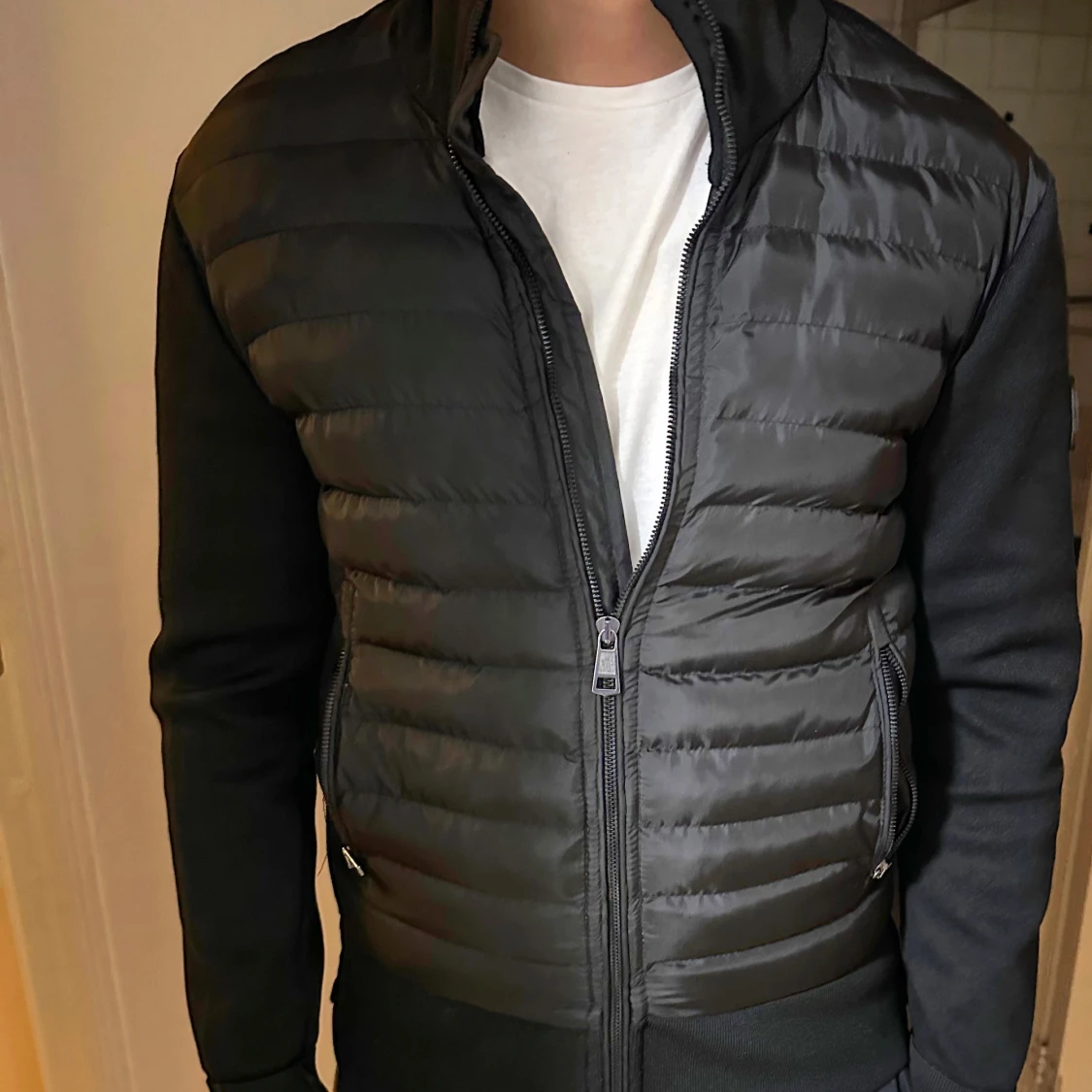 Svart cardigan från Moncler1:1 priset är ej hugget i sten. 