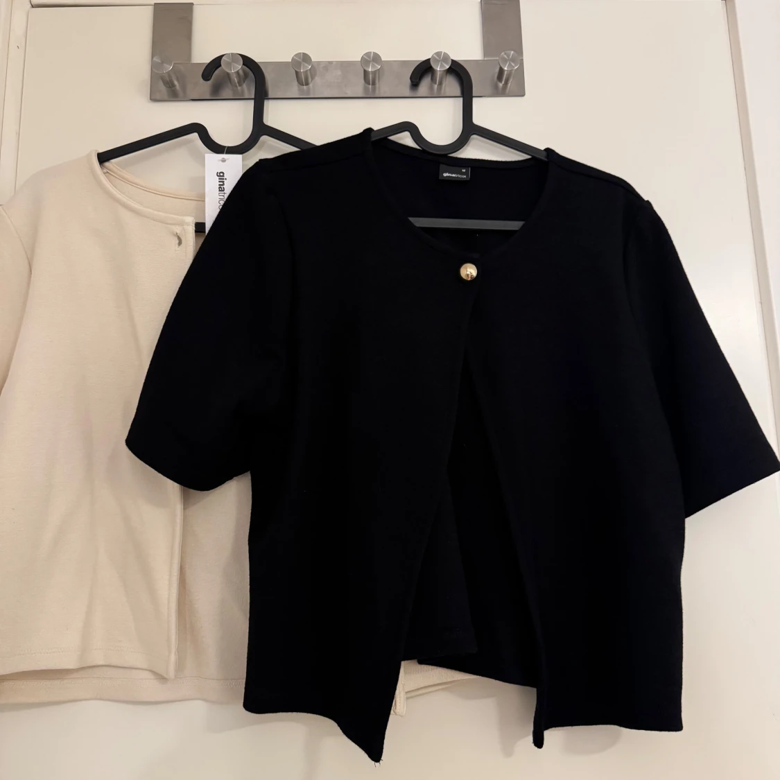 Svart kofta och en krämig kofta  med kort ärm från Gina Tricot - 2