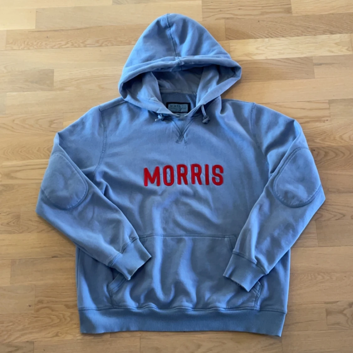 Blå hoodie från Morris 