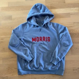 Blå hoodie från Morris  - Skön hoodie från Morris. Storlek L men funkar även för M med en lösare passform. Inga fläktar eller hål.