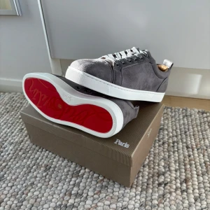 Christian Louboutin grå mockasneakers - ej! Säljer dessa helt nya Christian loubutians. Aldrig använda. Box samt dustbag medföljer och skriv gärna vid intresse!