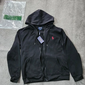 RL zip up - Svart RL zip up säljer pga att den inte passar mig