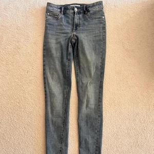 Blå skinny jeans från Jegging Jane - Snygga blå skinny jeans från Jegging Jane i storlek S. Jeansen har klassisk femficksdesign, smal passform och är tillverkade i stretchigt jeanstyg med ljus tvätt. Perfekt för dig som gillar en tajt siluett och vill ha bekväma jeans med modern look.