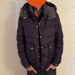  Moncler Jacka - Säljer en navy blue Moncler jacka i en liknande modell som Maya || Perfekt nu inför vintern och håller extremt bra värme || Condition 9/10 || Storlek: 3-L sitter dock som en M || Nypris 15+ || Självklart äkta kvitto finns prioriterar snabba affärer utan krångel. Mvh Carlos 