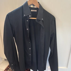 Svart Burberry skjorta - Jag säljer min brorsas Burberry skjorta som är använd ett fåtal gånger. Den är i storlek S men passar även M. Kommer inte till användning, är i väldigt bra skick. Säljer för 649kr. Skriv för fler bilder💗