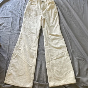 Vida vita manchesterbyxor från Stay XS - Säljer ett par snygga vita manchesterbyxor från Stay i storlek XS. Byxorna har en hög midja, bootcut med wide fit och klassiska fickor både fram och bak. Perfekta för dig som gillar en clean och trendig look. Säljer pga de blivit för små.