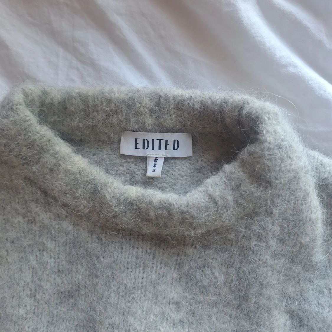 Ljusgrå stickad tröja från Edited - 1