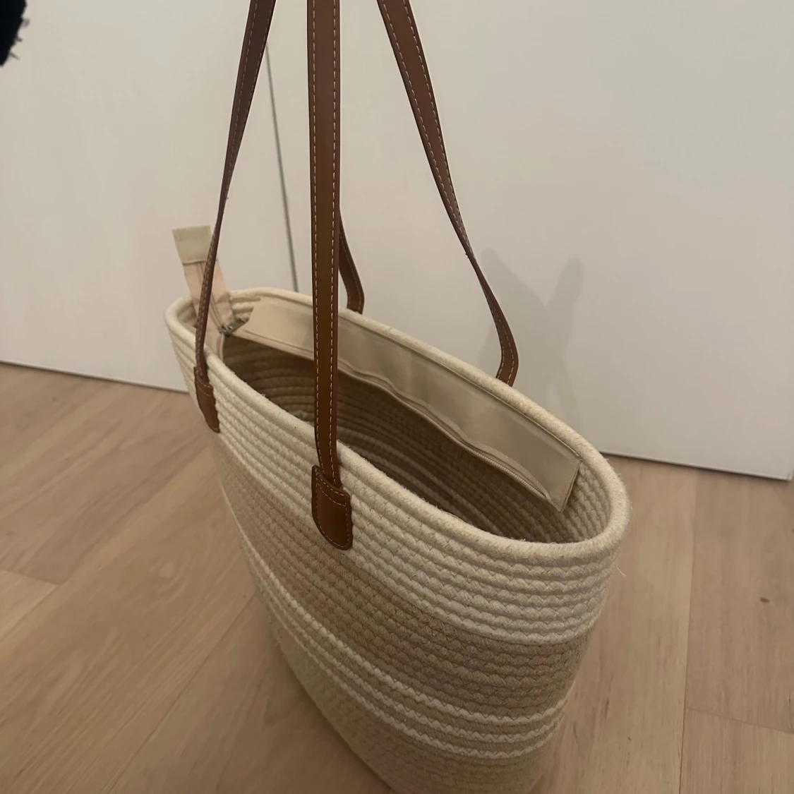 Beige strandväska från Akè 