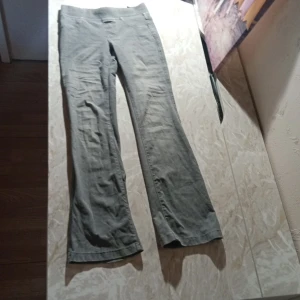 Grå bootcut byxor från H&M - Gråa byxor från H&M i bootcut-modell med klassisk femficksdesign. Dem e jätte fina på och har använt 2 gånger 