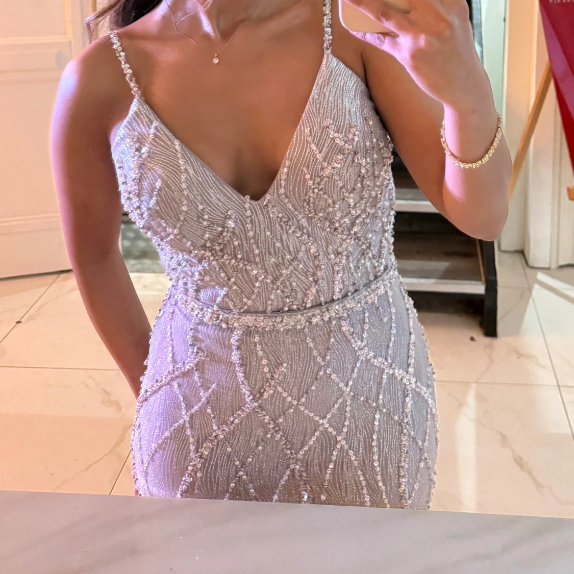 Glittrig långklänning med pärldetaljer - 4