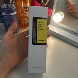 COSRX Advanced Snail 96 Essence - COSRX Advanced Snail 96 Mucin Power Essence, 100 ml. Essencen innehåller snigelsekret och ger huden fukt och lyster. Perfekt för dig som vill ha en återfuktad och mjuk hud med glow.