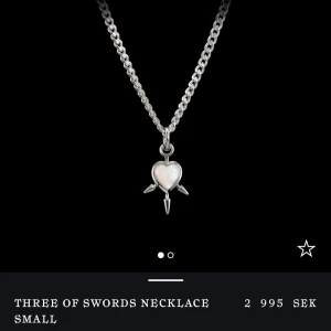 Maria Nilsdotter halsband - Hej! Jag säljer detta helt oanvända halsband från Marianilsdotter, pågrund av att det inte kommer komma till användning och det öppna köpet hade gått ut, alltså kunde jag inte lämna tillbaka halsbandet. All förpackning ingår och pris kan diskuteras!