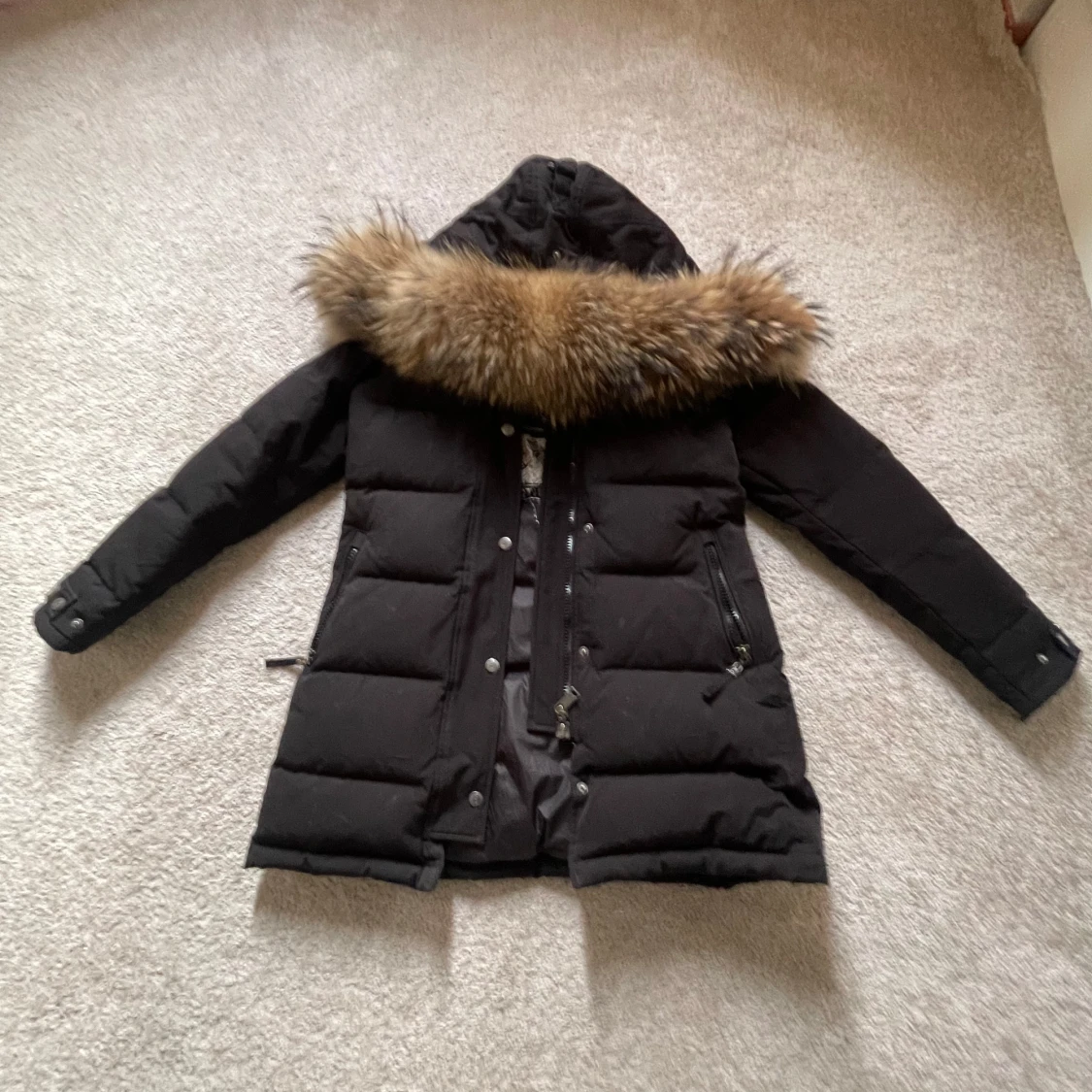 Svart Hollies dunjacka med päls