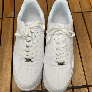 Nike Air Force 1  - Säljer ett par Nike Air Force 1 i mycket bra skick. Säljer dem eftersom jag inte använder och troligen inte kommer använda dom. Storlek 43. Bara använda en gång. R:3P