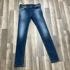 Blå jeans från Diesel - Säljer dessa sköna jeansen som är i topp skick inga skador alls längden på dom är 110 cm midjan är W31, vid frågor bara att höra av dig 