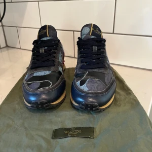 Valentino rockrunner - Blå valentino rockrunner | skick 9/10 | storlek: eu 40 | Dustbag medföljer! | Tveka inte på att höra av dig vid frågor och funderingar! 