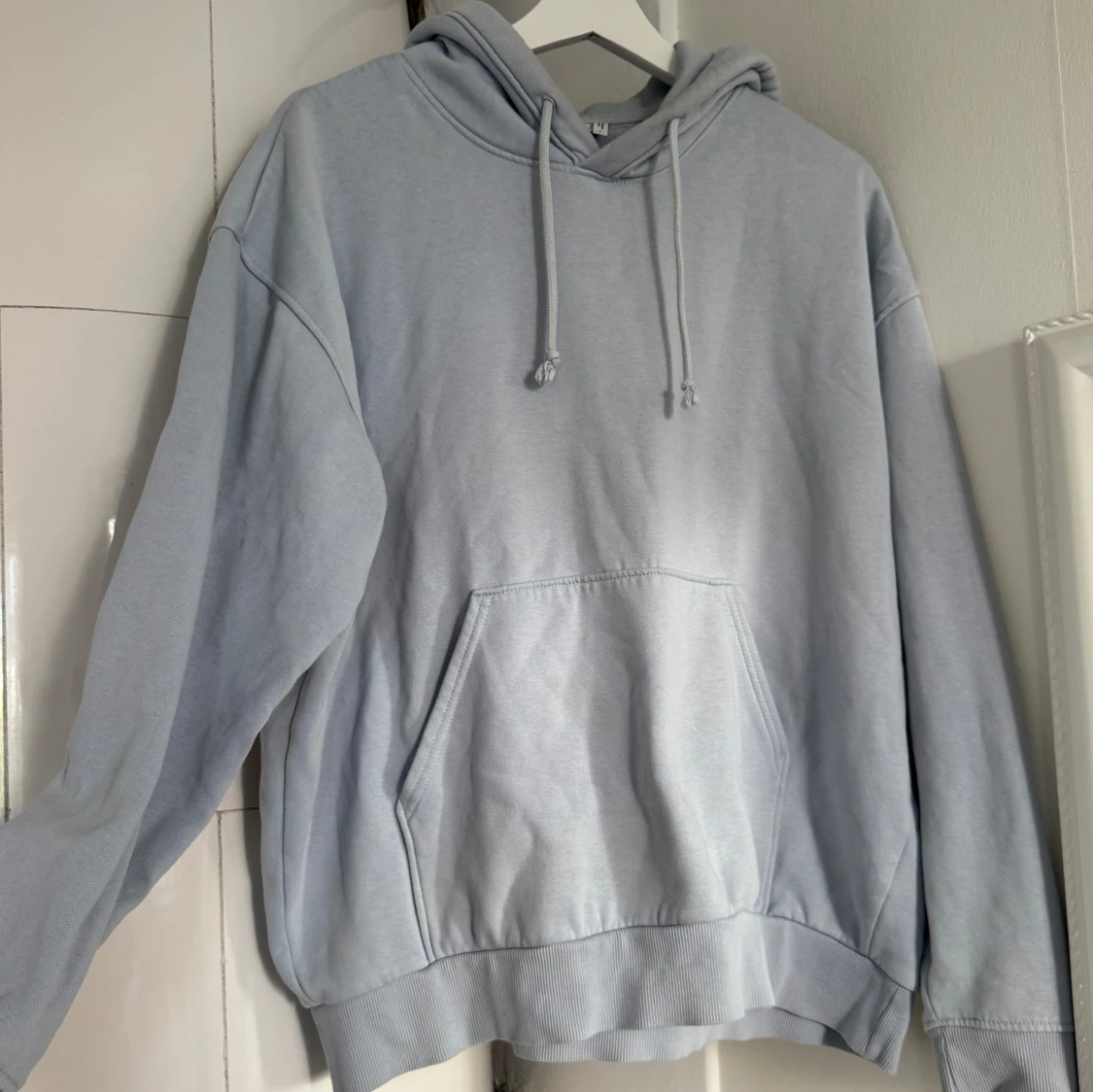 Ljusblå hoodie från Weekday - 1