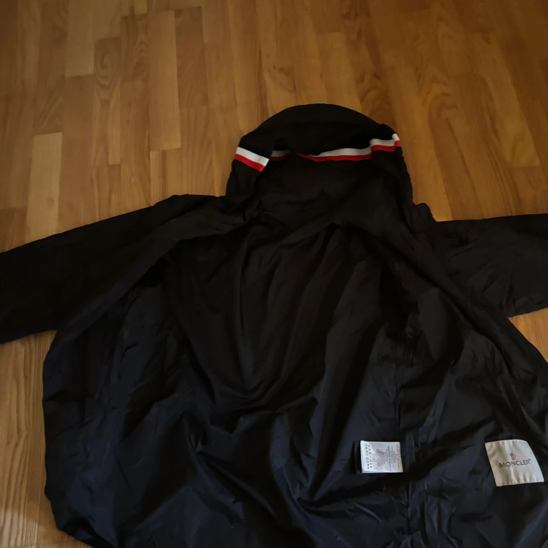 🏆 PRIS KAN DISKUTERAS 🏆 Svart vindjacka från Moncler med huva - 2