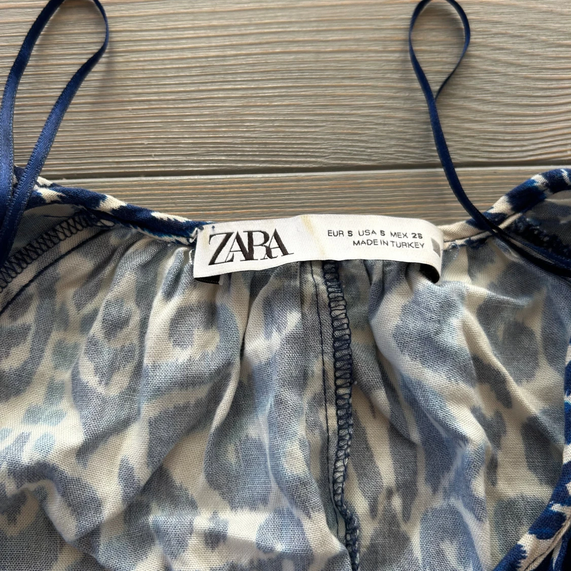 Blåvit mönstrad kortklänning från Zara - 1
