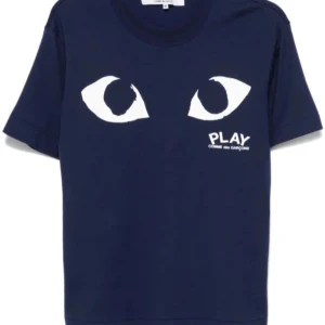 Blå Comme des Garçons Play t-shirt - Mörkblå t-shirt från Comme des Garçons Play med ikoniska vita ögon-trycket och logga på bröstet. Klassisk rund hals och korta ärmar. Tillverkad i mjuk bomull för en skön känsla och snygg passform. Helt ny med tags och allt kvar. Pris kan diskuteras.