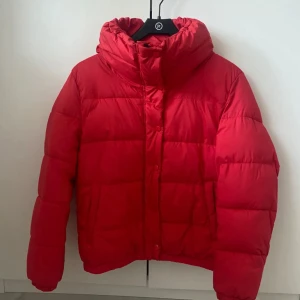 Röd Vinter Jacka - Super bekväma & snygg! Funkar till skidor också