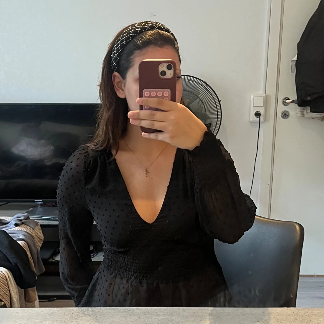 Svart blus med prickig mesh och v-ringning - 1