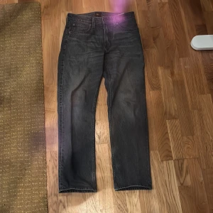 Grå jeans från Lee W29 L30 - Snygga grå jeans från Lee i modellen WEST använda 4 gånger. Jeansen har klassisk femficksdesign, raka ben och normal passform. Tillverkade i slitstarkt denimtyg med Lee-logga på knapp och lapp.