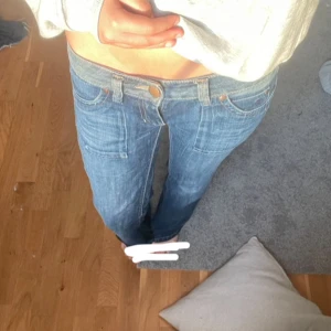 Lågmidjade bootcut jeans blå - Säljer ett par blå jeans med låg midja och bootcut-modell. Jeansen har klassiska fickor fram och bak, med snygga detaljer på bakfickorna. De är tillverkade i jeansmaterial och har en avslappnad men ändå stilren vibe. De är från esprit och passar mig som har S i storlek och är 171 skriv vid frågor💕 
