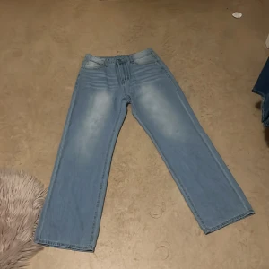 Ljusblå raka jeans med vintage vibe - Säljer ett par ljusblå jeans med raka ben. Jeansen har aldrig använts. Priset kan diskuteras.
