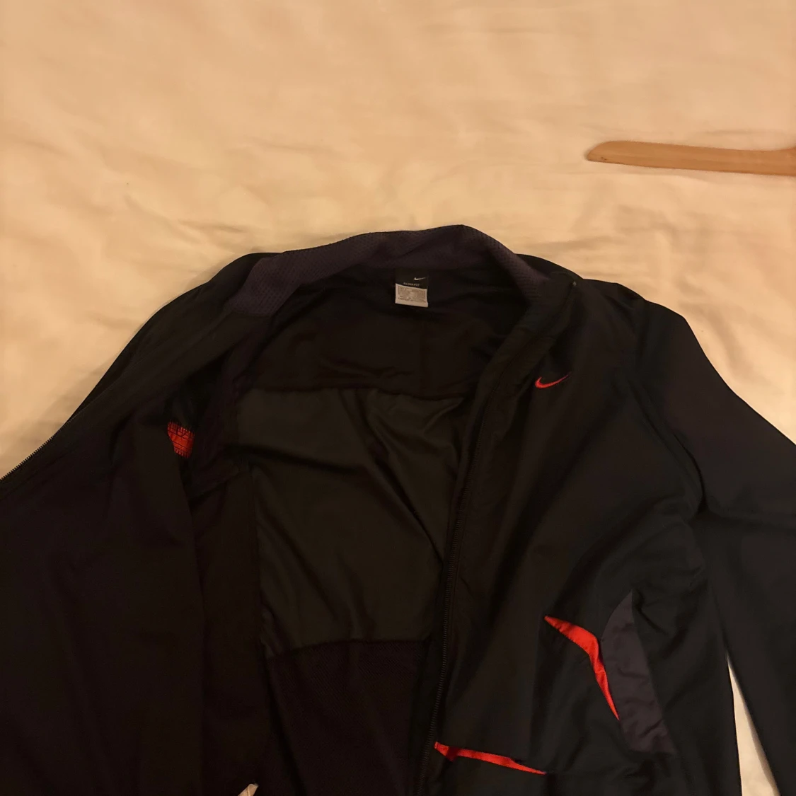 Svart vindjacka från Nike med röda detaljer - 2