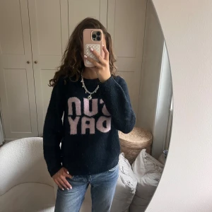Mörkblå stickad tröja - Snygg stickad tröja köpt i London! Inga tecken på användning, som ny!!💞Sitter exakt som xs!