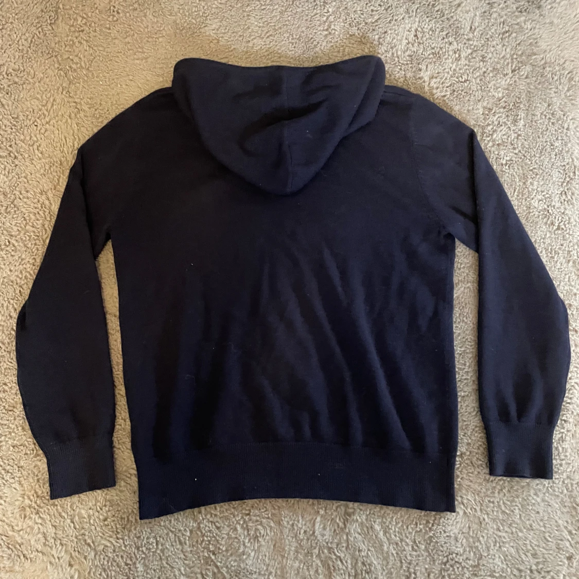 Mörkblå cashmere hoodie från Sayless - 1