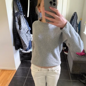 Ljusgrå stickad tröja  - en fin stickad tröja från vero moda! är lite noppig men går säkert att ta bort med noppborttagare.