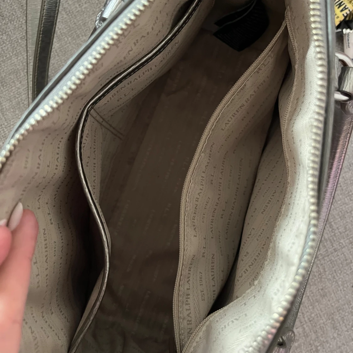 Silverfärgad handväska från Ralph Lauren - 2