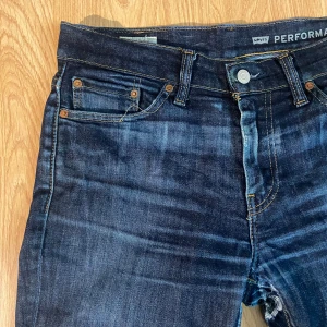 Levi's 511 mörkblå jeans - En tvätt med premiumkänsla. Levi’s 511 med exklusiv patina, lagade och redo att lyfta vilken garderob som helst. 👖✨ Tveka inte på att höra av dig om du har några funderingar eller vid önskan om fler bilder! ✌️