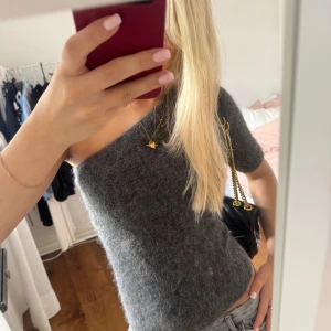 Mörkgrå stickad oneshoulder topp - Säljer en supermjuk topp som är oneshoulder-. Toppen är från Zara enbart använd en gång, storlek S🩶