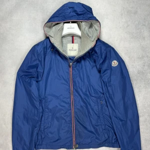 Moncler urville jacket - – Condition: 8/10  – Size 3  – Retail price: 10 000 + SEK  The model is 185 cm tall