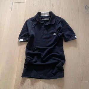 Calvin Klein|Piké Tröja| 158/162|Navy blue|Helt nytt| - Helt nytt,och bra för äventyr O.S.V  Har gjort den mindre från S Till 158/162cm borde den vara  Pris:185:- D2  Passar till Barn från 12-14 år  Skick:Helt nytt Dock har ägt den i 6 dagar pris går att diskutera