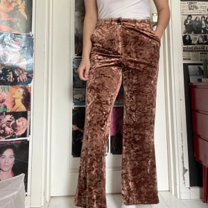Bootcut sammet byxor  - Snygga sammets byxor med fickor. Jag kan mötas upp i Uddevalla centrum, annars fraktar jag gärna. Köparen står för frakten. (Står ej för postens slarv) katt finns i hemmet. 