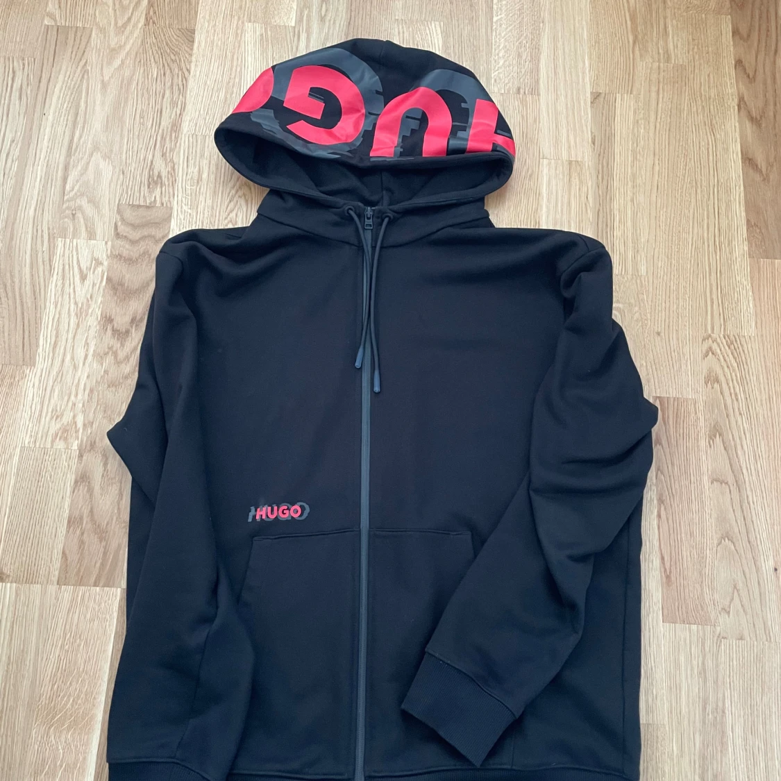 Svart hoodie från Hugo med röd logga