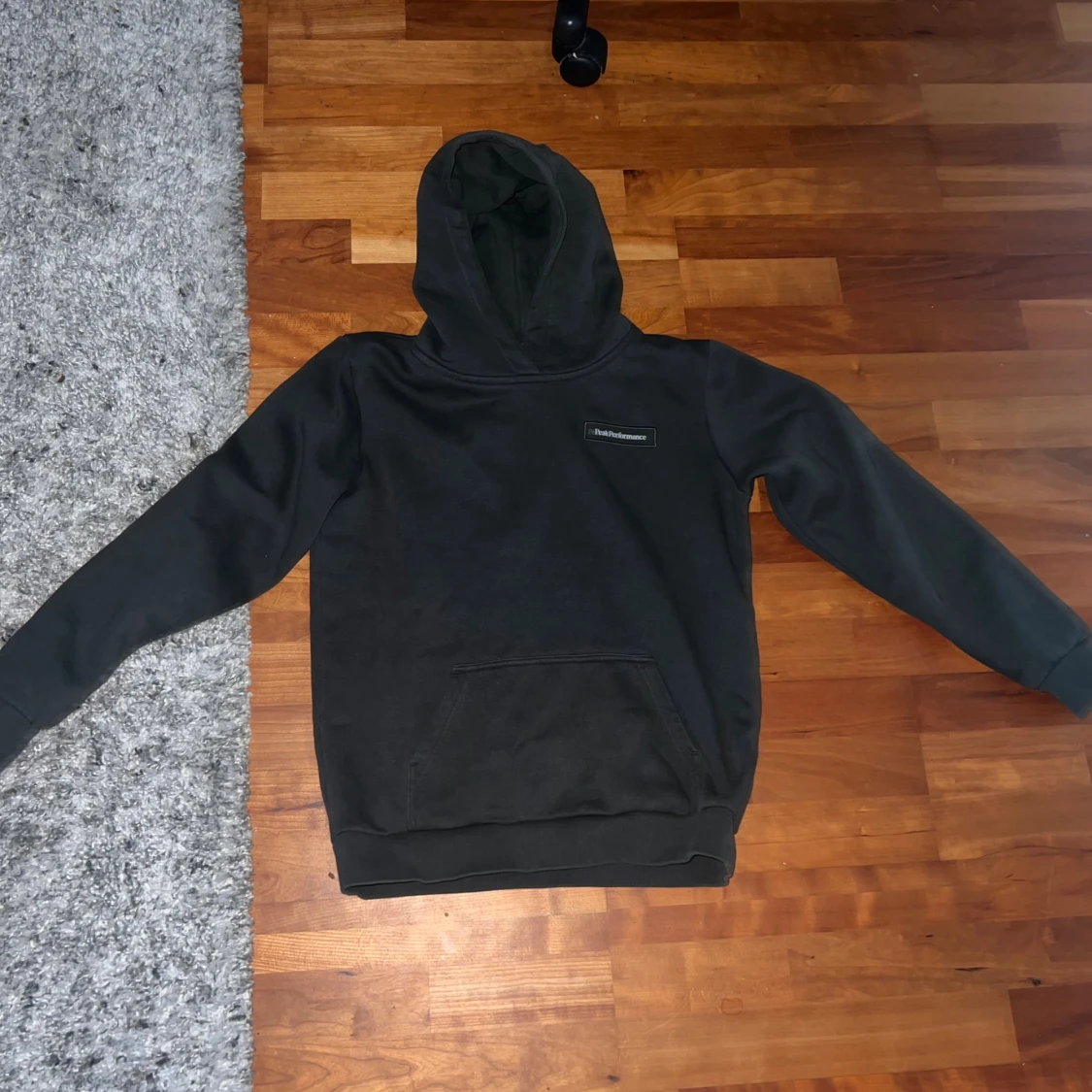 Mörk grön hoodie från Peak Performance