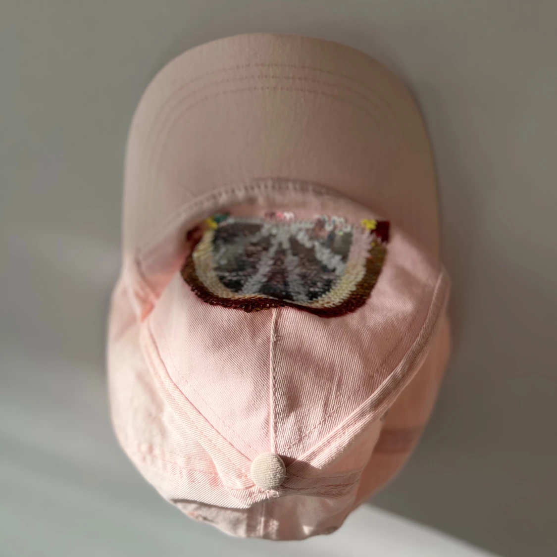 Rosa keps med paljettregnbåge från H&M - 2