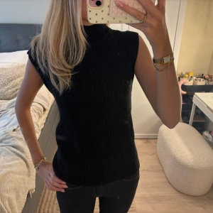 Svart stickad pololinne - Jätte snyggt stickat linne med krage och korta ärmar