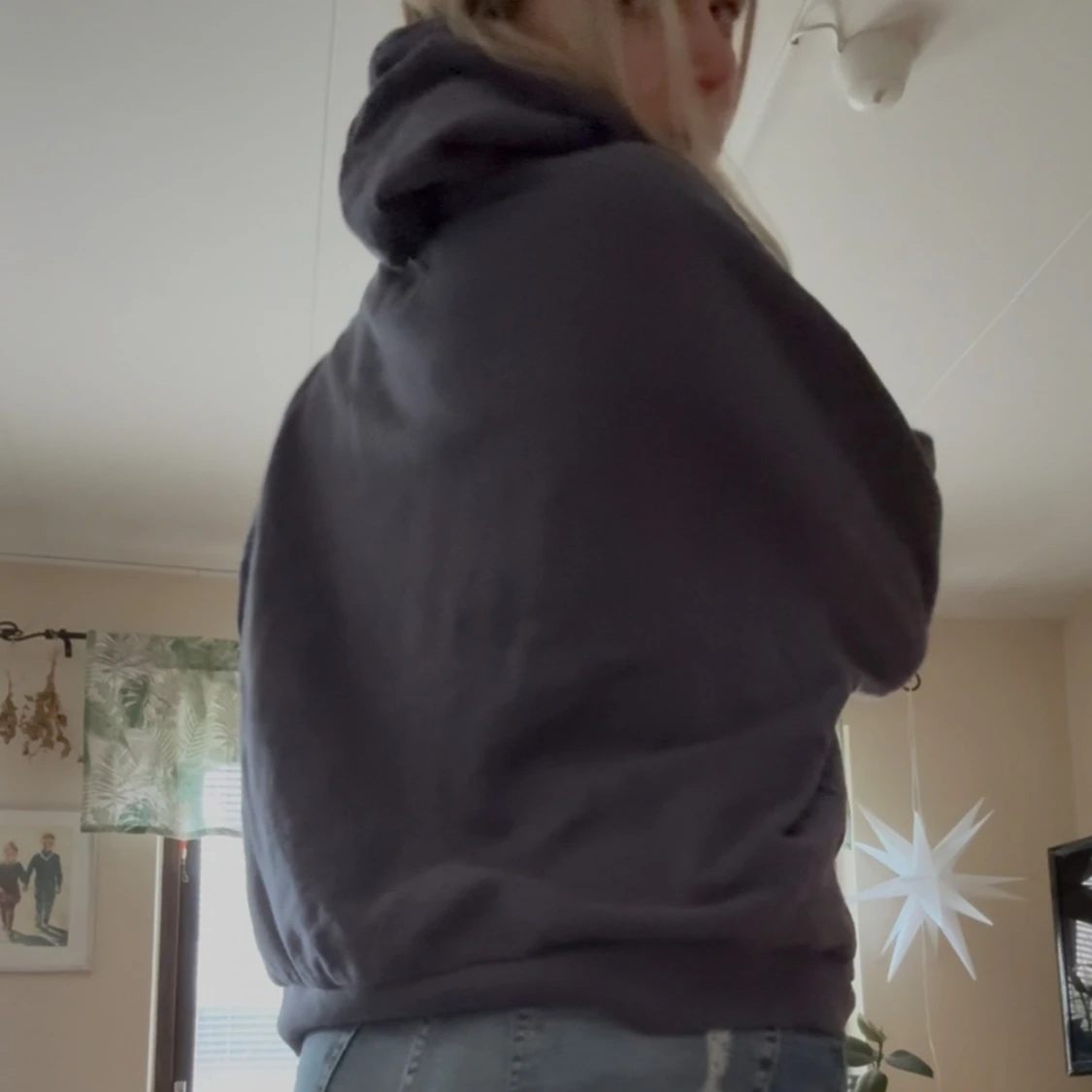 Mörkblå hoodie med huva och snörning - 2