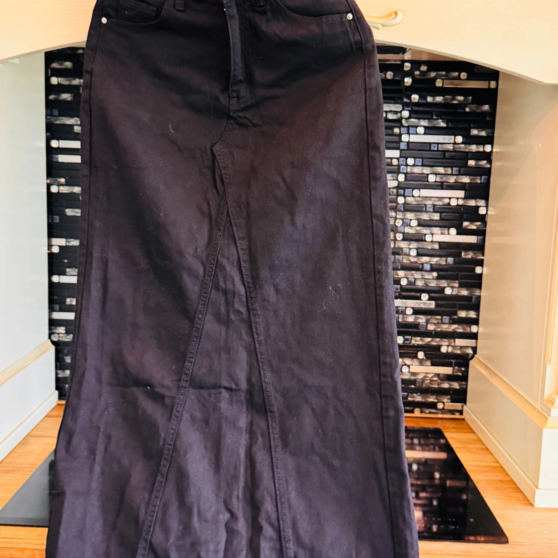 Svart lång jeanskjol med fickor