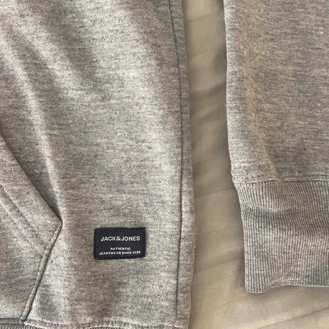 Grå hoodie från Jack & Jones - 2