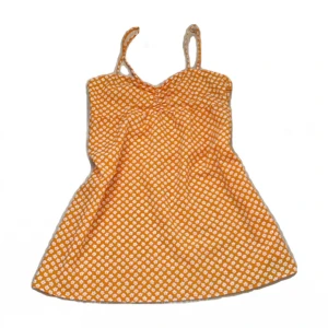 Orange blommig kort sommarklänning - Jätte fin och gullig klänning med små blommiga detaljer som köptes innan sommaren, då den tyvärr är för stor så har den inte kommit till användning mer än några gånger och är därmed i gott skick!