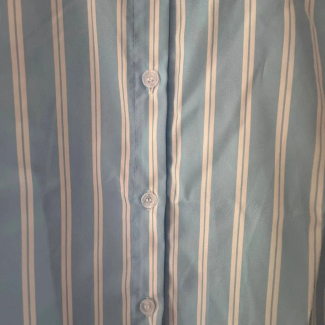 Ny. Blåvit randig skjorta med knappar - 2