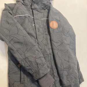 POMPdeLUX Adventure  - ✨ Pompdelux Skaljacka ✨ Stl 122/128 – snygg, funktionell och redo för äventyr! ✔ Vind- & vattentät ✔ Reflexdetaljer för extra säkerhet ✔ Perfekt för lek i alla väder