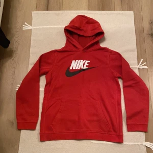 Röd Nike hoodie  - Röd hoodie från Nike i storlek 170. Väldigt bra passform och väldigt skön. Nästan aldrig använd!